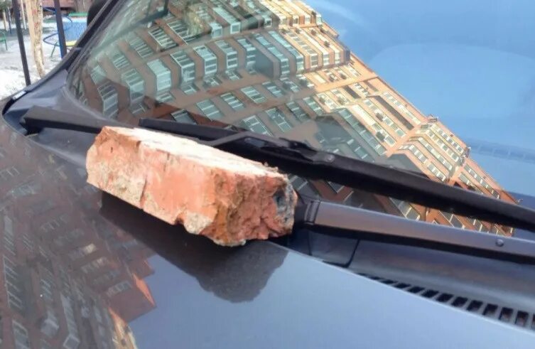 Кирпич на машине фото In Sevastopol the man was hit a shovel on the head for tricks of the wife Societ
