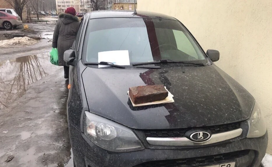 Кирпич на машине фото Утром увидел кирпич на капоте своей машины. Что делать в такой ситуации и что эт