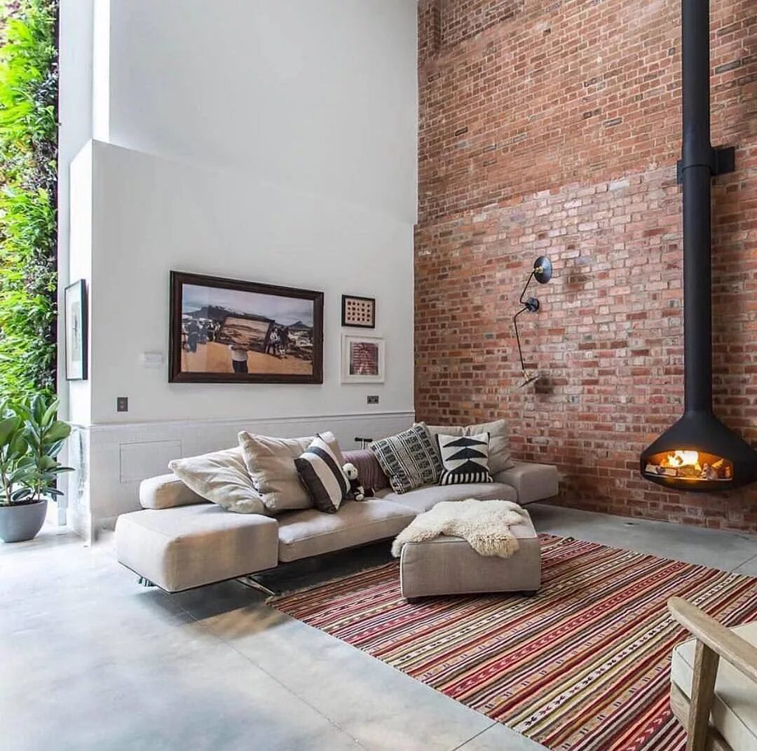 Кирпич в интерьере дома That fire place! Brick living room, Brick wall living room, Exposed brick walls