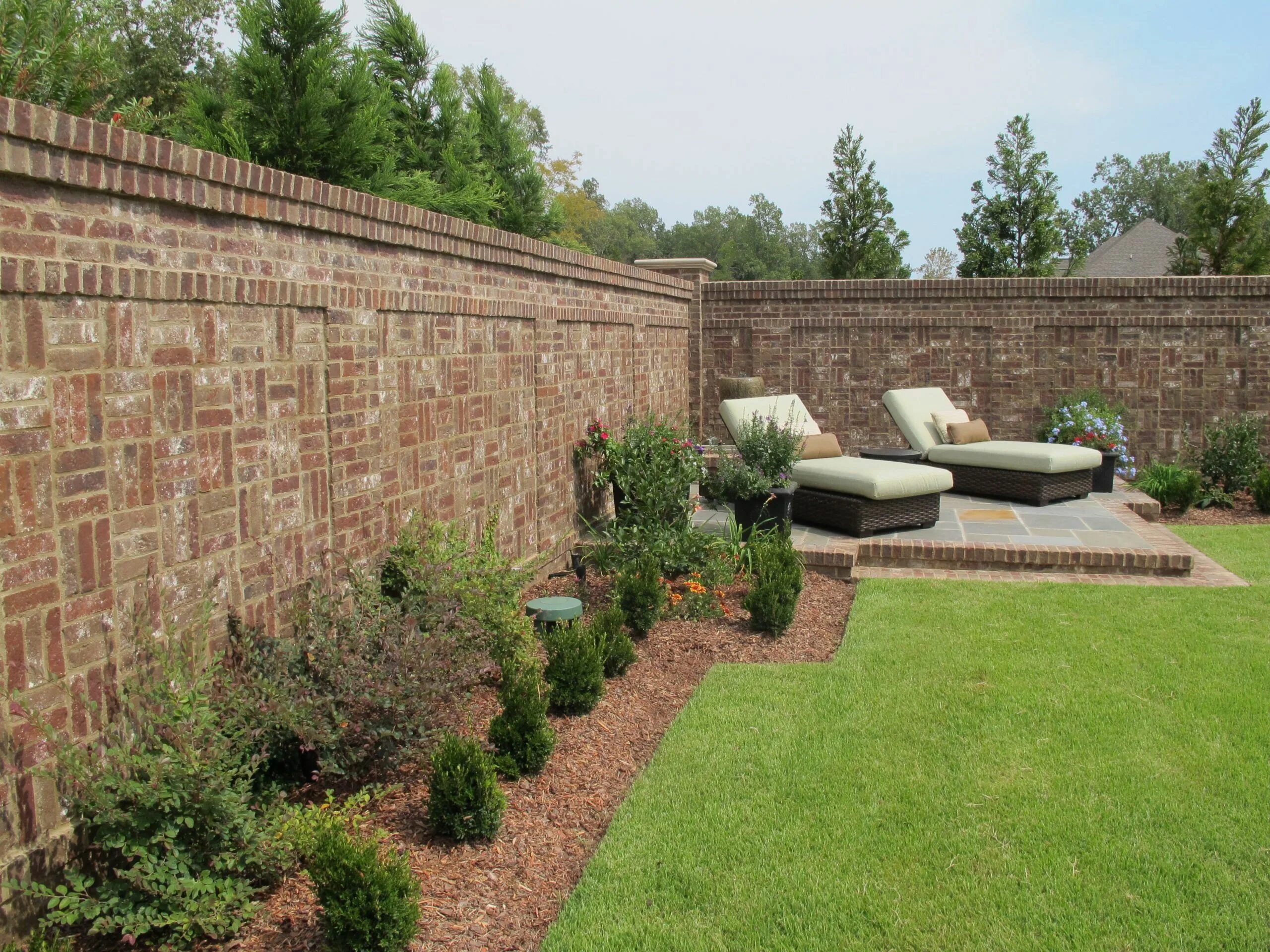 Кирпич в ландшафтном дизайне Belle Grae from Columbus Brick CO, MS Brick wall gardens, Brick garden, Backyard