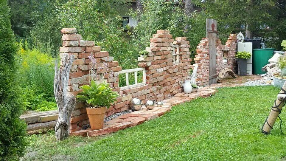 Кирпич в ландшафтном дизайне Sichtschutz #ummauertergarten Sichtschutz Brick garden, Outdoor gardens, Garden 