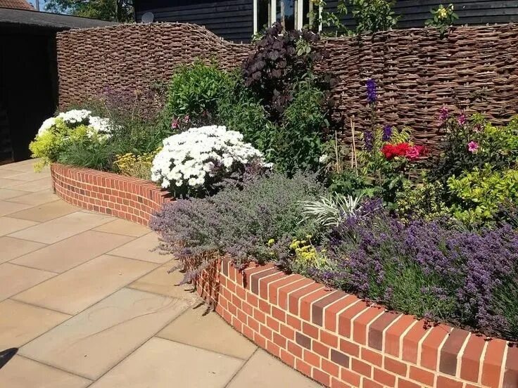 Кирпич в ландшафтном дизайне Timber brick - wall landscape Brick garden, Courtyard gardens design, Garden des