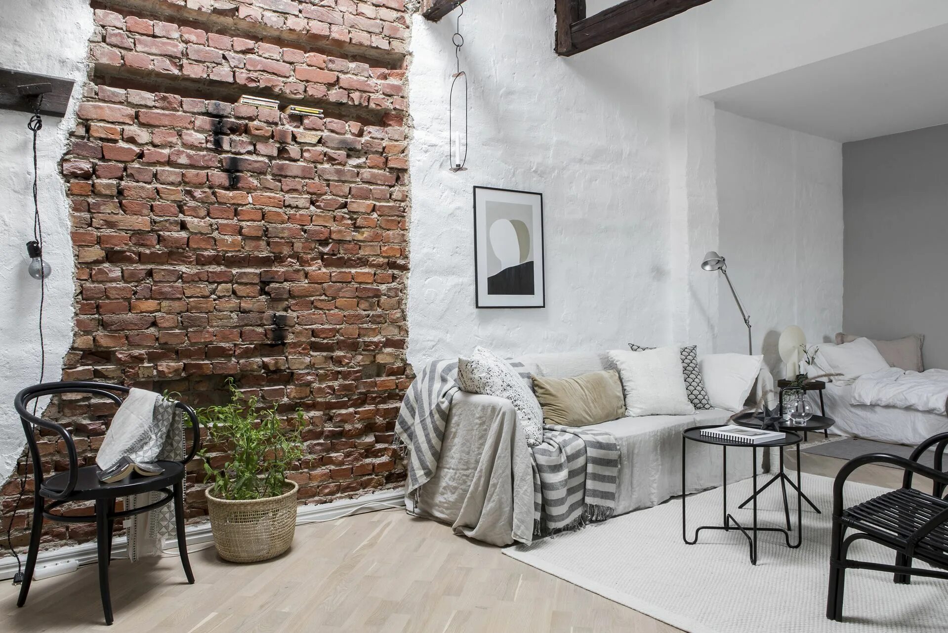 Кирпич в современном интерьере Un studio à la lumière zénithale Minimalist living room, Minimalist living, Room