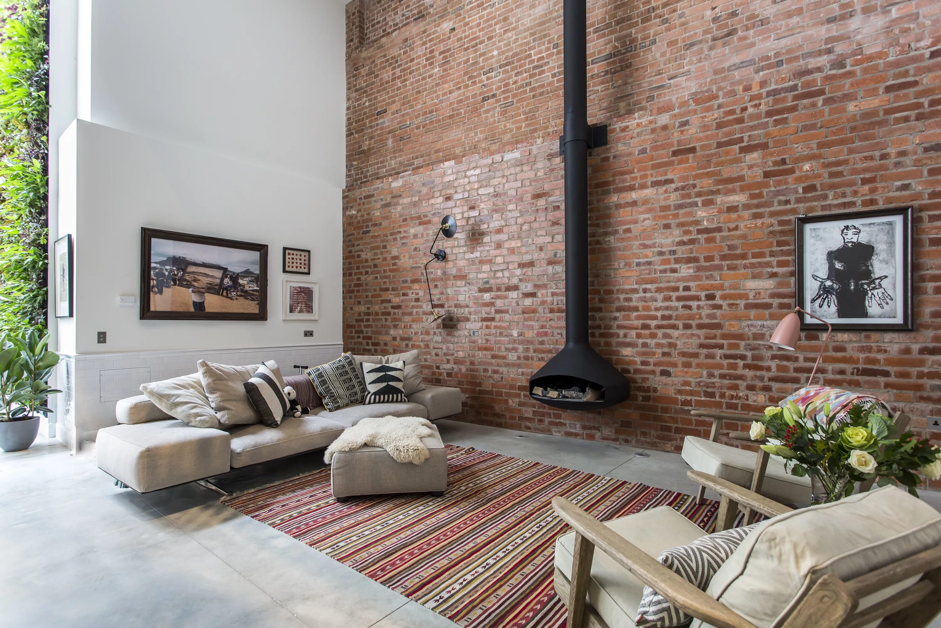 Кирпич в современном интерьере Photo 1 of 8 in Stay in a Converted Victorian Cooperage in London. Brick wall li