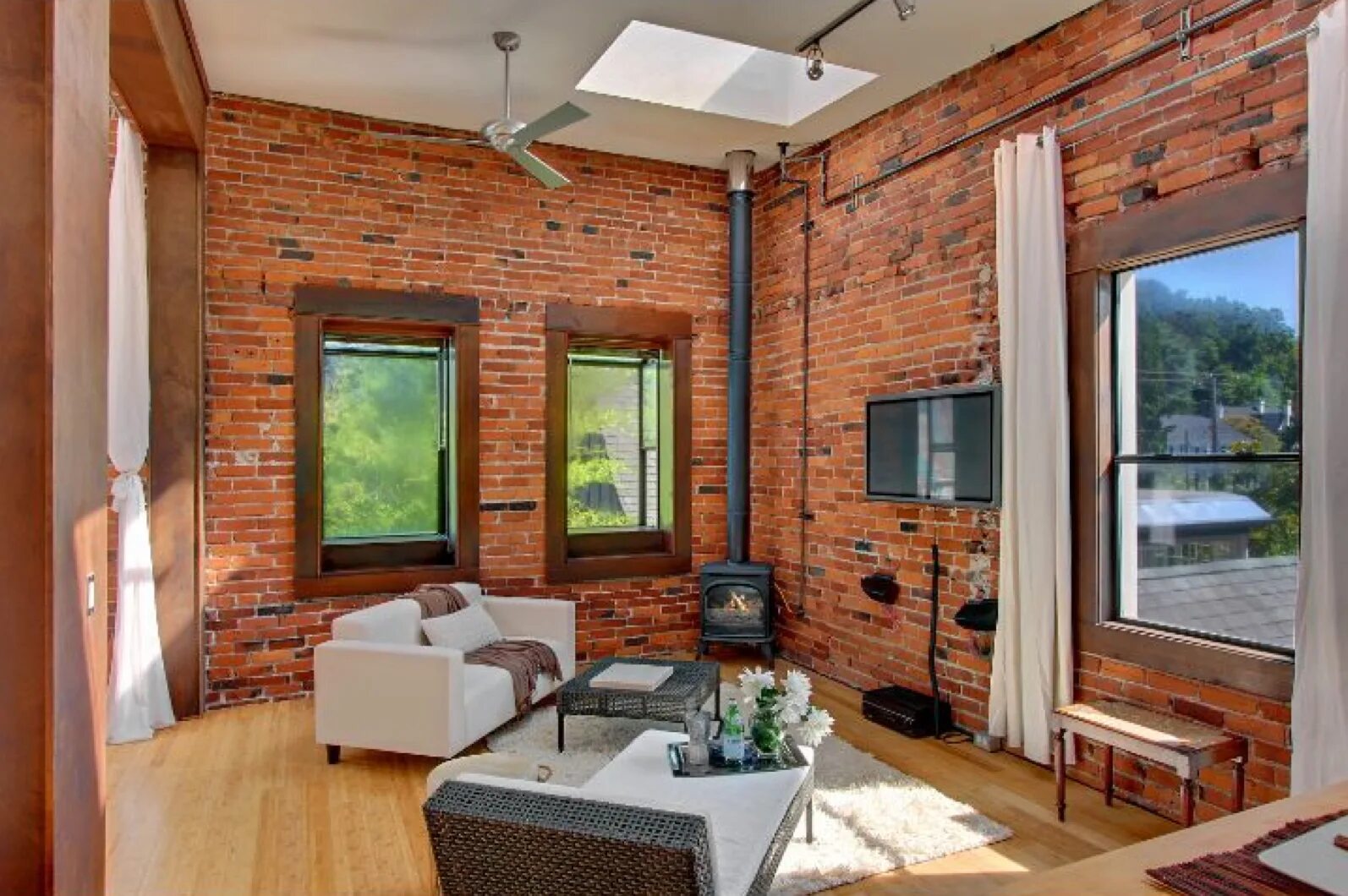 Кирпич внутри дома фото Seattle loft condo exposed brick wall boxed out windows bamboo floor ceiling fan