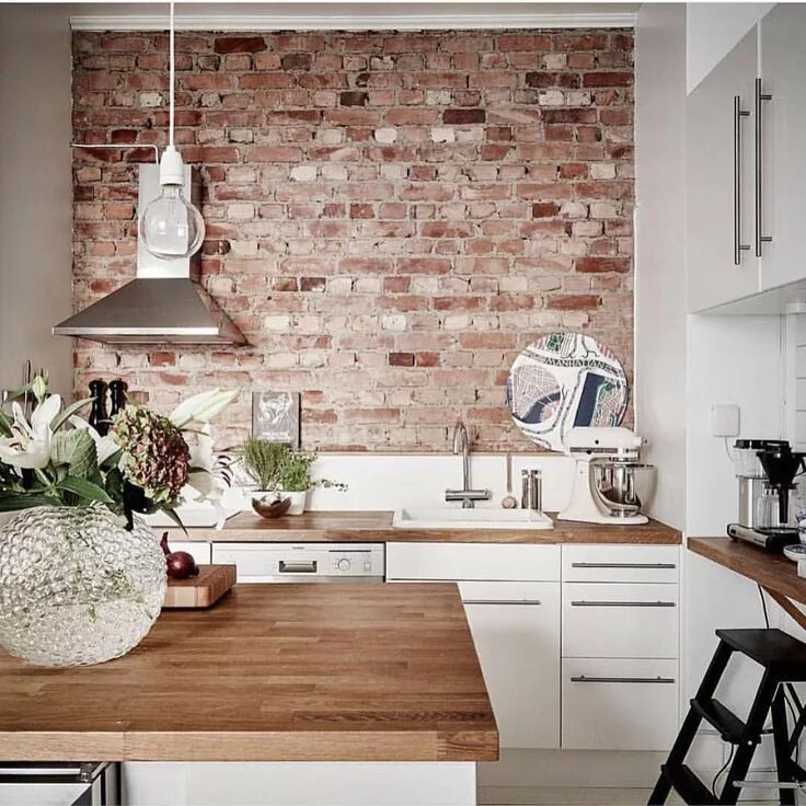 Кирпичная стена в интерьере кухни Instagram Brick wall kitchen, Exposed brick kitchen, Brick kitchen