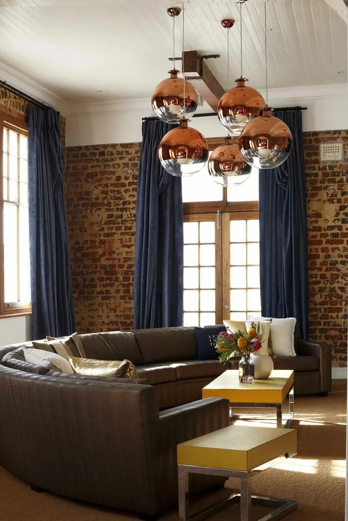 Кирпичные шторы в интерьере Brick wall, curtains, lighting Brick living room, Blue curtains living room, Dar