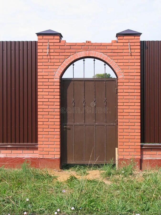 Кирпичные ворота фото Gate in Fence with Brick Pillars Stock Photo - Image of brown, pillar: 76889016