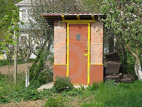 Кирпичный уличный туалет фото Необычный дачный туалет в виде маяка сделанный своими руками