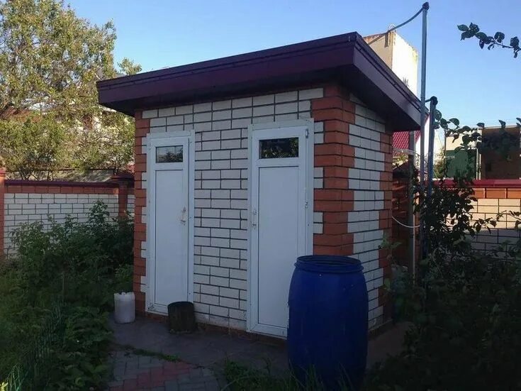 Кирпичный уличный туалет фото Летний душ и туалет из кирпича под одной крышей. 10 фото (с изображениями) Летни