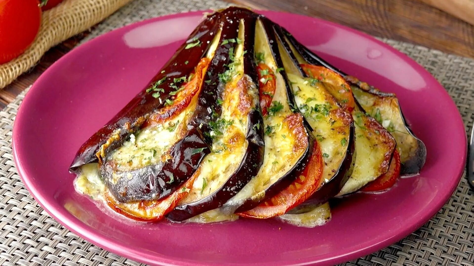 Кислые баклажаны рецепт с фото пошагово Ein Muss für Schinken-Fans! Schneide die 2 Hälften der Aubergine längs ein. Köst