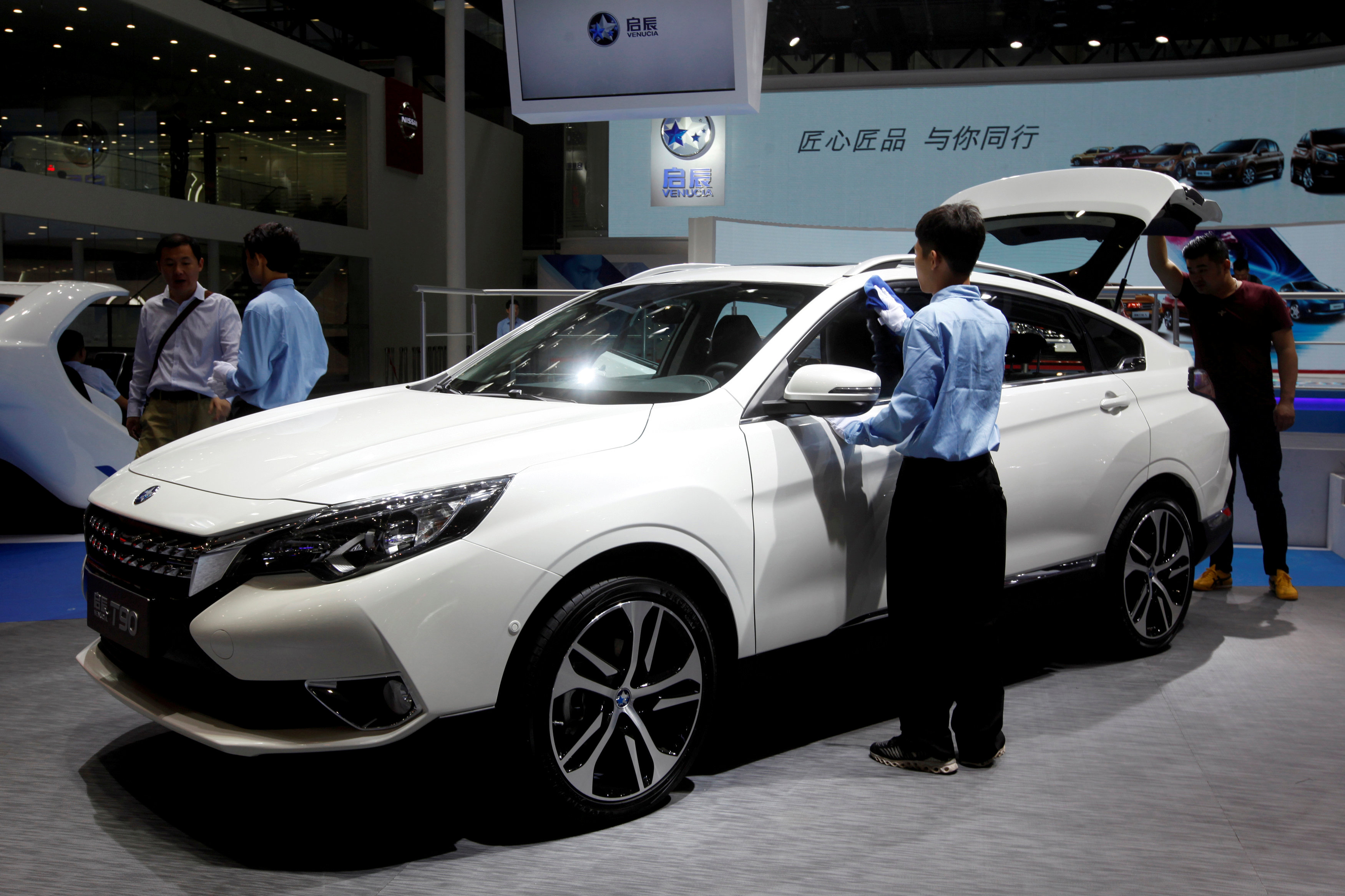 Китаец авто фото Nissan to pump $9.5 billion into China business, eyes top 3 spot Reuters