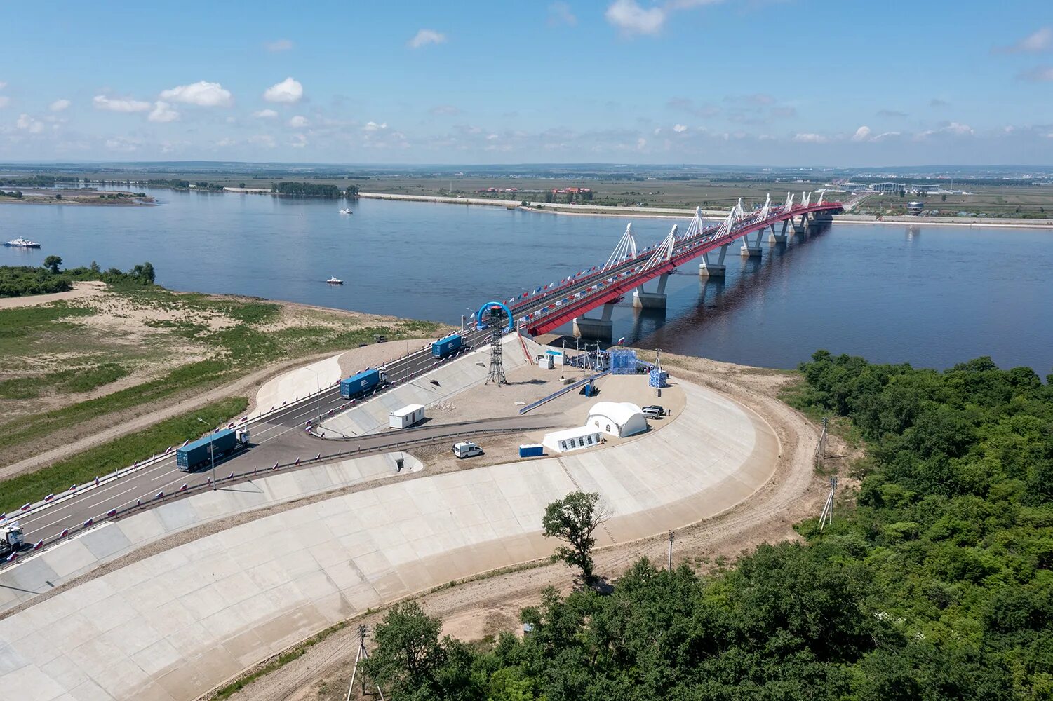 Китай через реку фото Проезд по международному мосту через Амур до августа будет бесплатным - Амурская