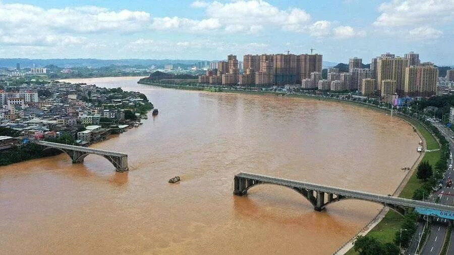 Китай через реку фото Мост смыло на юге Китая во время наводнения Новости мира Известия 14.06.2019