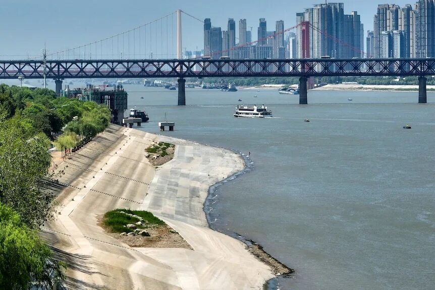 Китай через реку фото Lakes and rivers in Germany, Italy, France, Spain, China and US run dry as droug