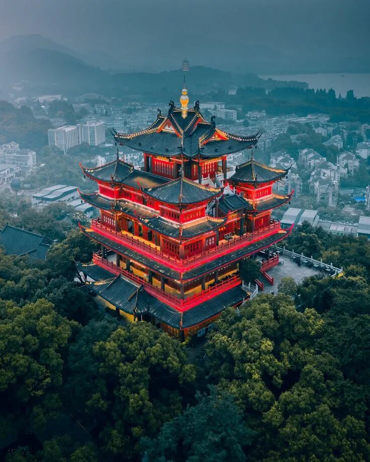 Китай фото 2024 Temple on the hill in Hangzhou Luoghi meravigliosi, Paesaggi, Arte del paesaggio