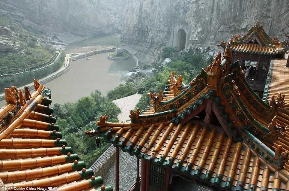 Китай фото с описанием Hanging Temple in China has been suspended above ground for 1,500 years Daily Ma