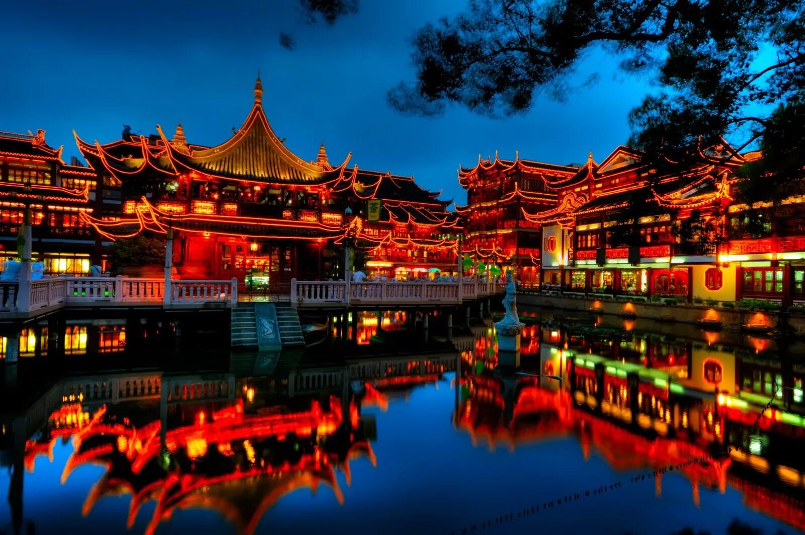 Китай фото цена Shanghai, China: Old Town at night Shanghai, Old town, Travel