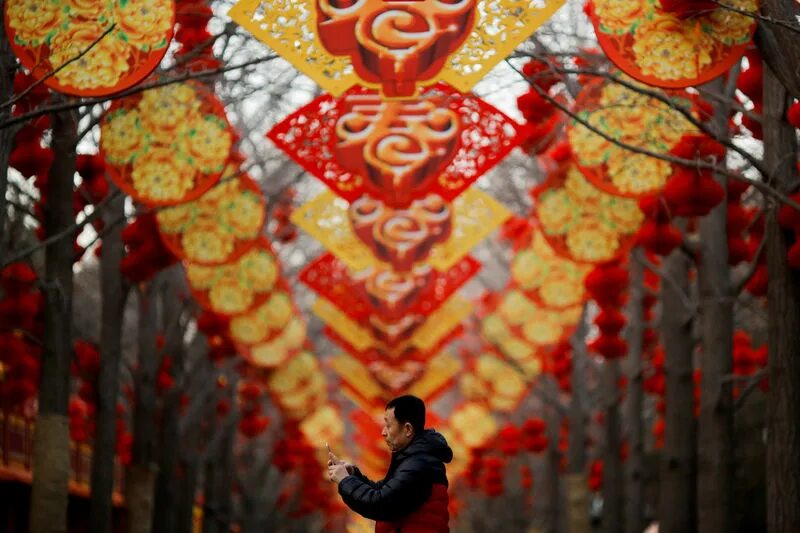 Китай новый фото Anxious Chinese investors cut equities risk ahead of holiday By Reuters