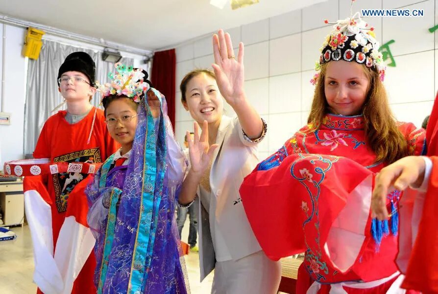 Китай рус фото Chinese, Russian teenagers exchange culture in Heihe, China