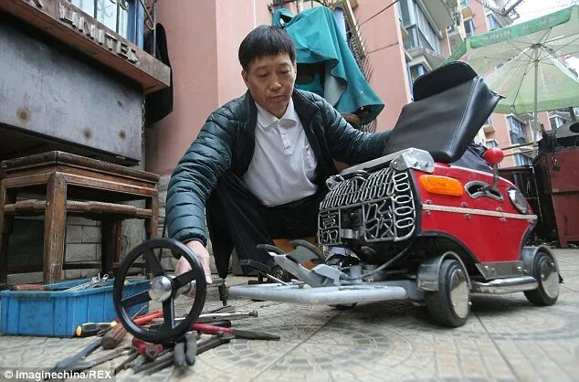 Китай самоделки Chinese man builds the world's smallest car to dodge Shanghai traffic Daily Mail