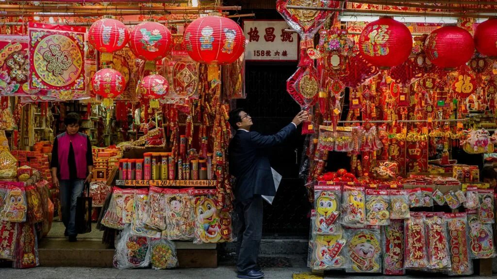 Китай вещи фото Chinese New Year becoming a 'global bonanza' - BBC News