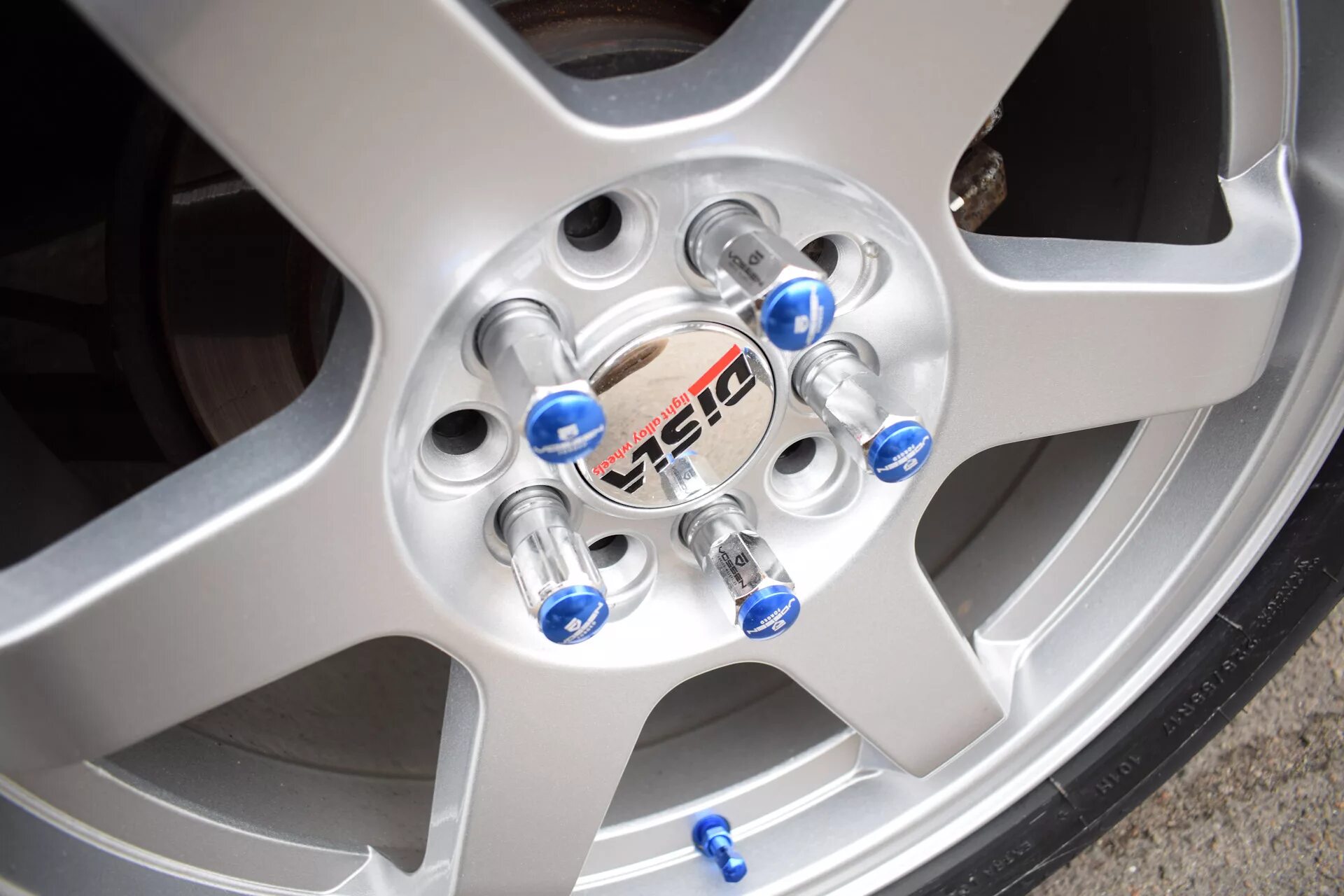 Китайские диски фото Секретки Vossen Blue M12x1.25 и нипеля Zorat wheels. Оригинальные китайские - Su