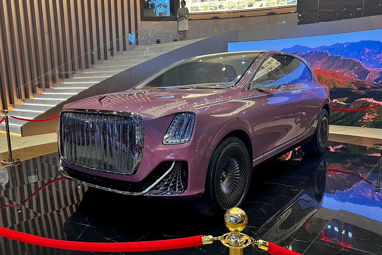 Китайские дорогие автомобили фото Hongqi представила кроссовер будущего: с тремя сиденьями и без руля