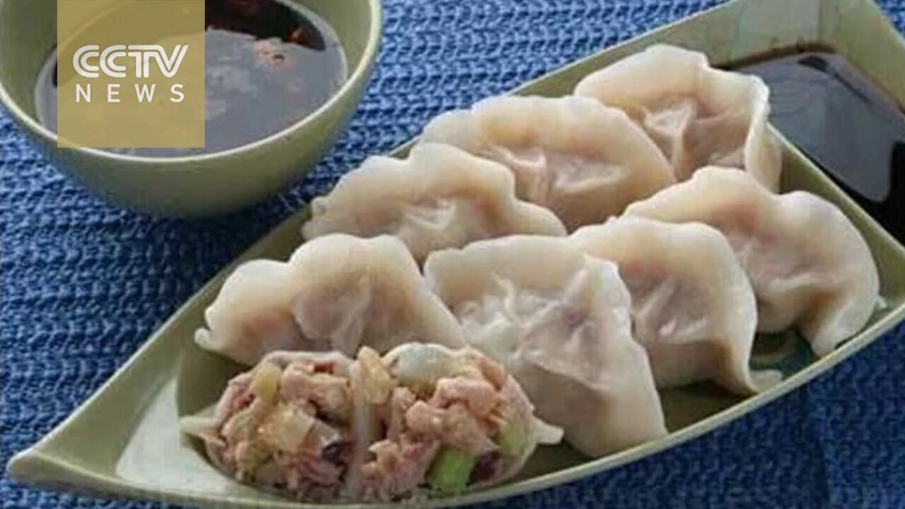 Китайские пельмени рецепт с фото Chinese hand-made dumplings become popular in Paris - YouTube