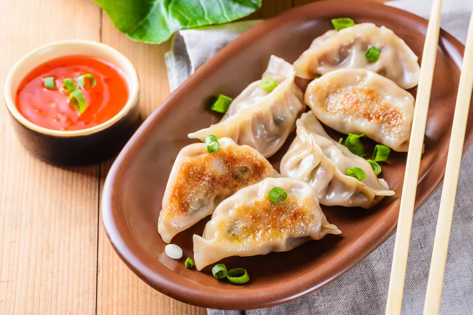 Китайские пельмени рецепт с фото Do Dim Sum at Home With These Crispy Pan-Fried Dumplings Recipe Fried dumplings,