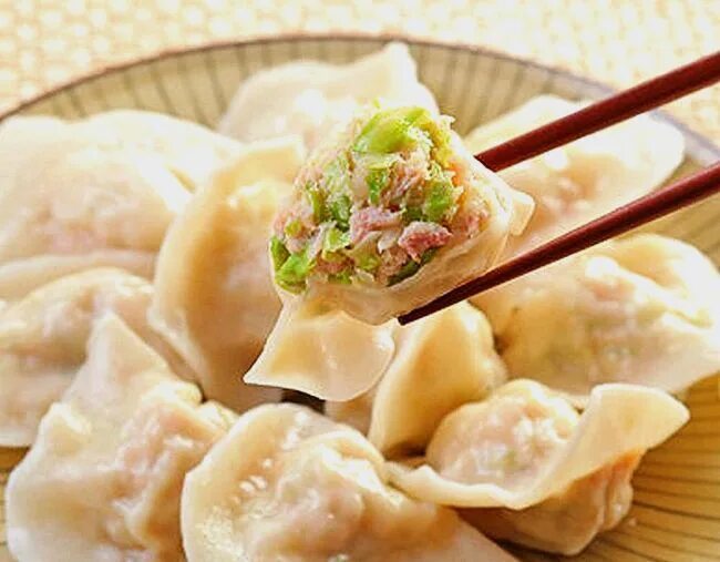 Китайские пельмени рецепт с фото Dumplings, from northeast China like Harbin, feature with thin skin and rich mea