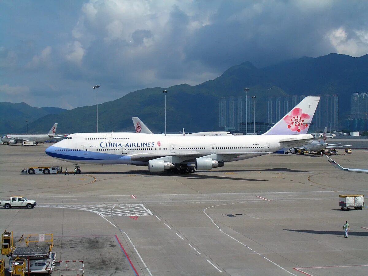 Китайские самолеты фото File:China Airlines B747-409 (B-18275) at Hong Kong International Airport.jpg - 