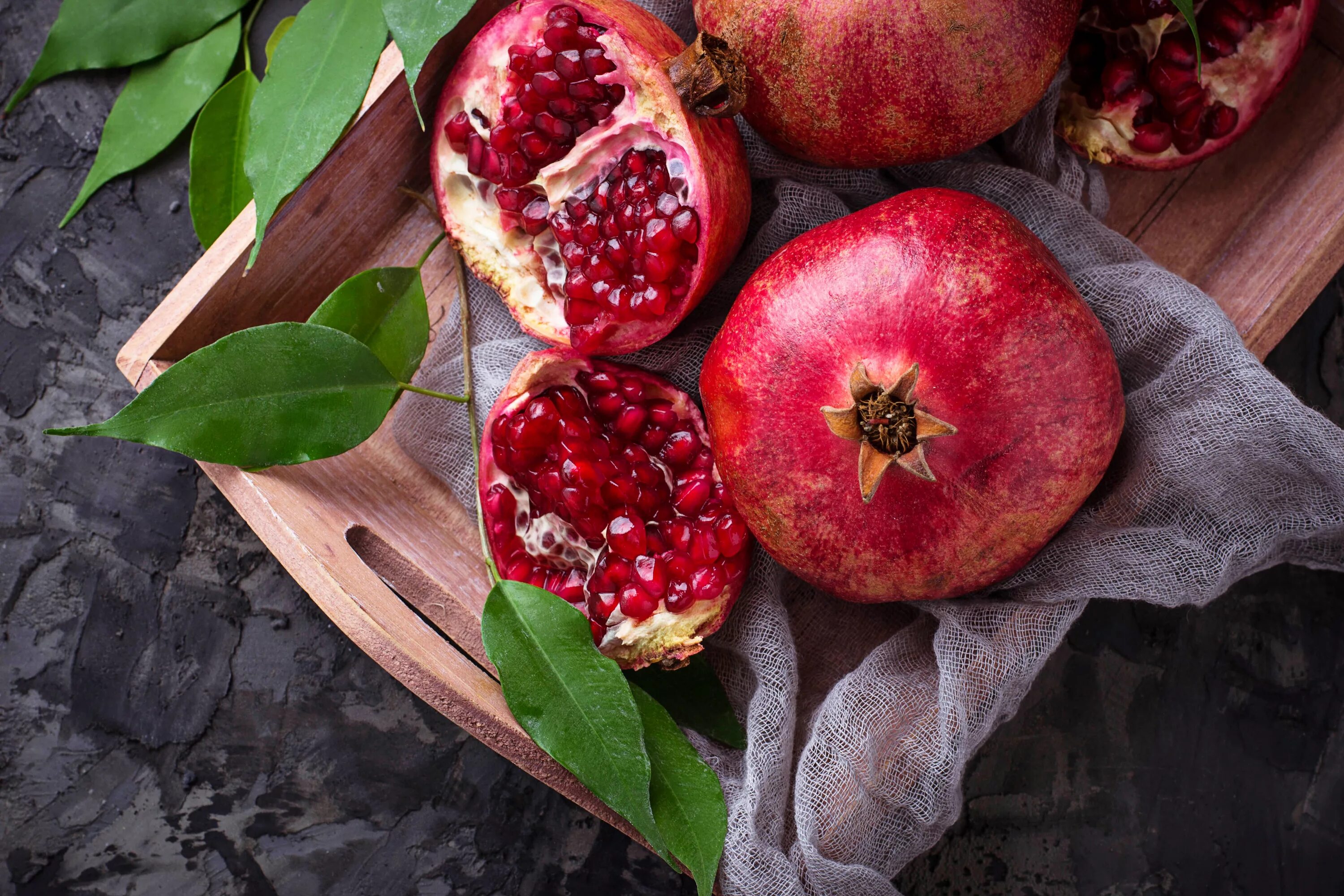 Китайский гранат фрукт фото Ripe red pomegranates in a wooden box Desktop wallpapers 640x480