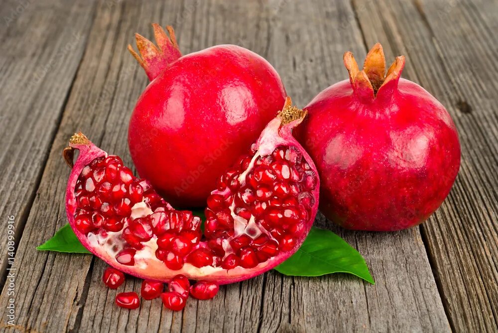 Китайский гранат фрукт фото Fresh ripe pomegranates with leave фотография Stock Adobe Stock