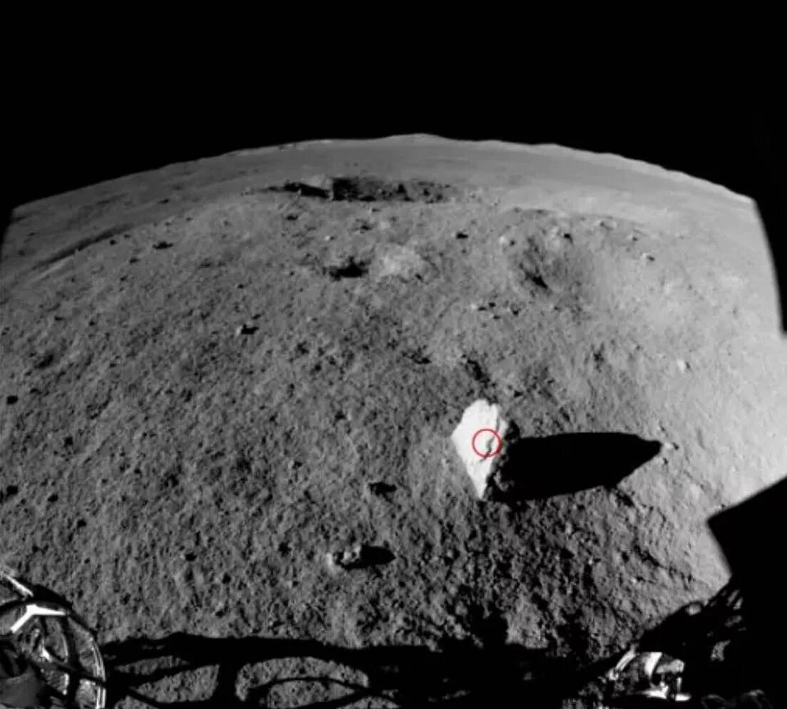 Китайский на луне фото неба Un róver chino descubre una extraña roca en el lado oculto de la Luna - RT