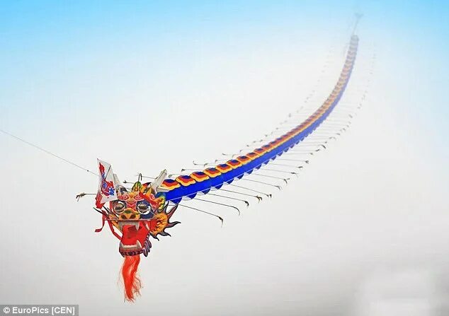 Китайский змей фото Bid to launch kite measuring an incredible 6km in length is scuppered Daily Mail