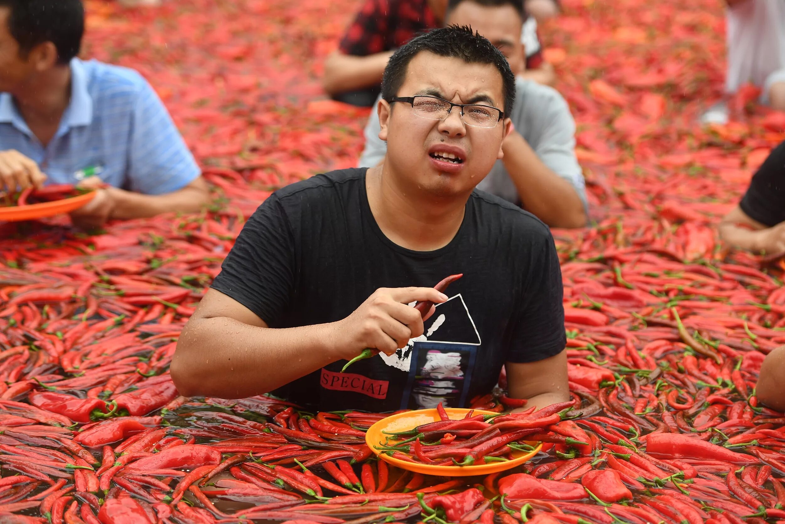 Китайцы в китае фото Competitive eaters chow down on chili peppers in China’s Hunan Province CGTN Ame