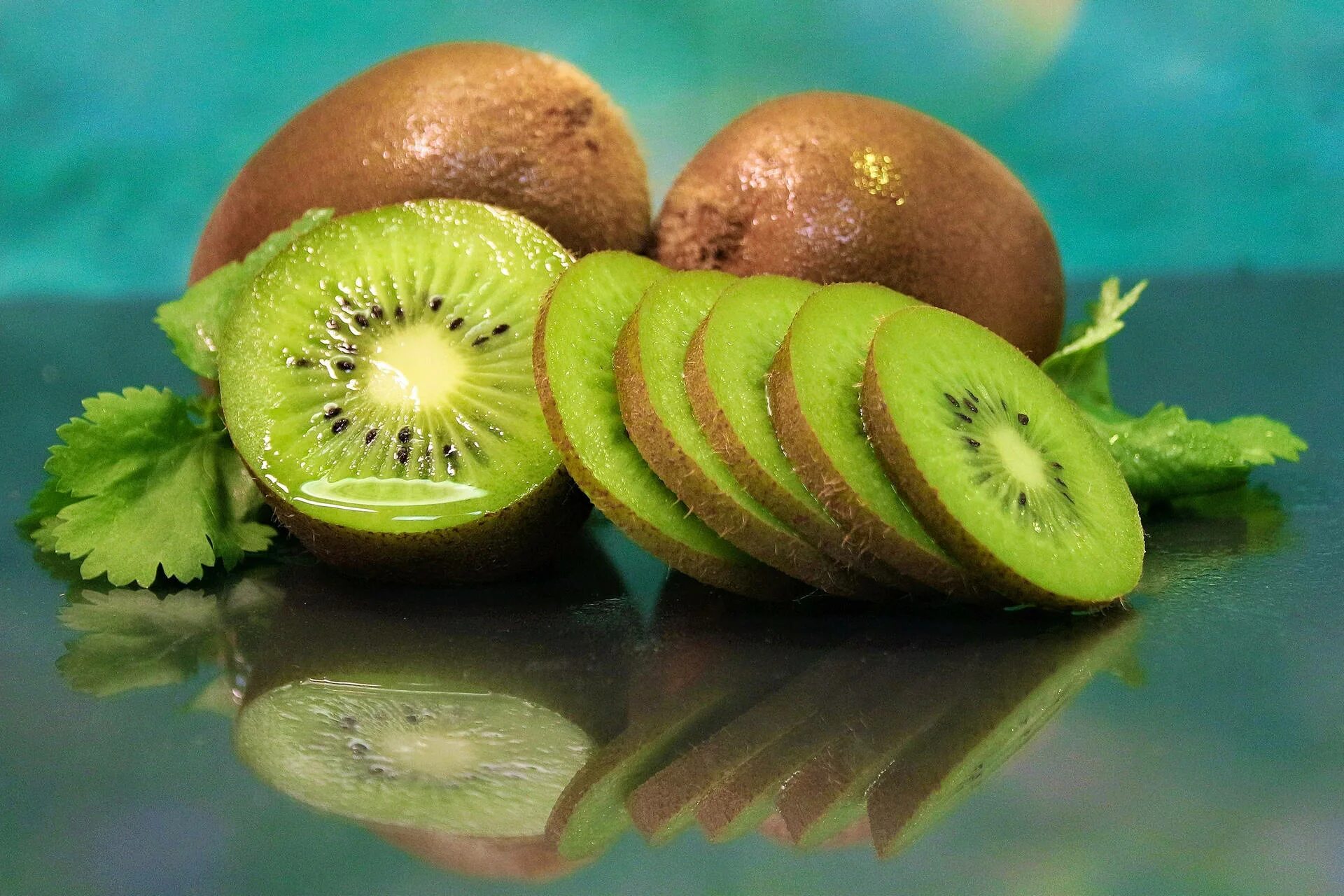 Киви на столе фото Download Sappy Kiwi Hd Wallpaper Wallpapers.com