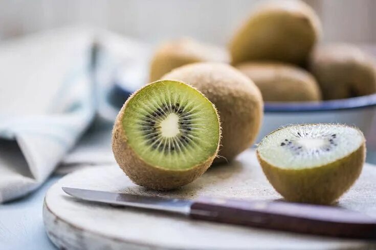 Киви на столе фото Study Shows Kiwi Fruit Could Help You Sleep Food, Food facts, Recipes