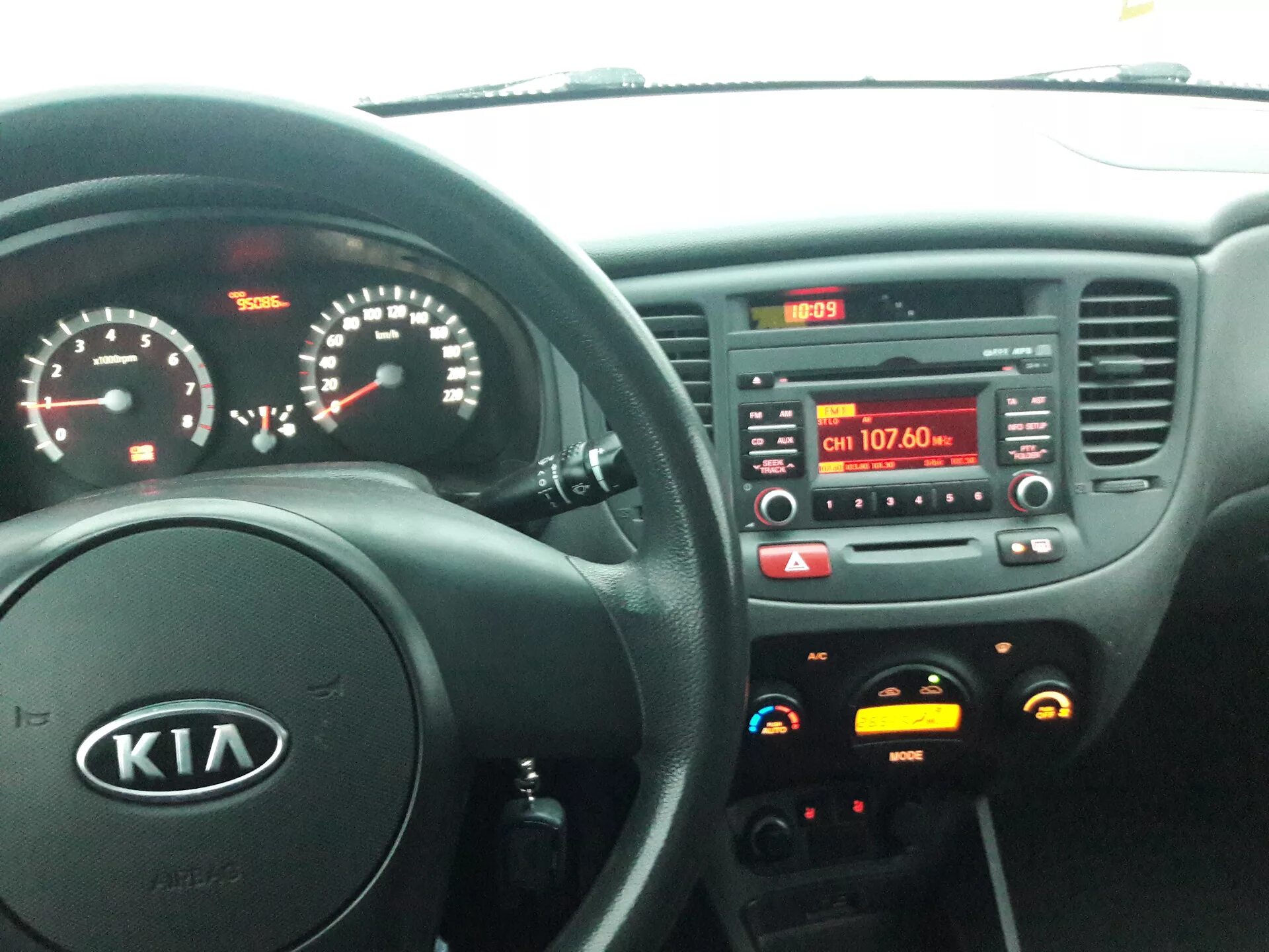 Кия рио панель фото Пост: продам наш киа рио 2010 гв - KIA Rio (2G), 1,4 л, 2010 года продажа машины