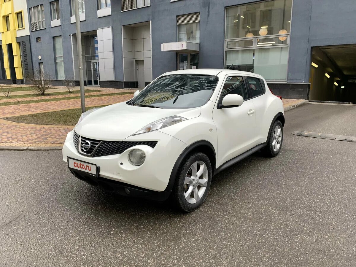 Кия жук фото Купить б/у Nissan Juke I 1.6 CVT (117 л.с.) бензин вариатор в Москве: белый Нисс