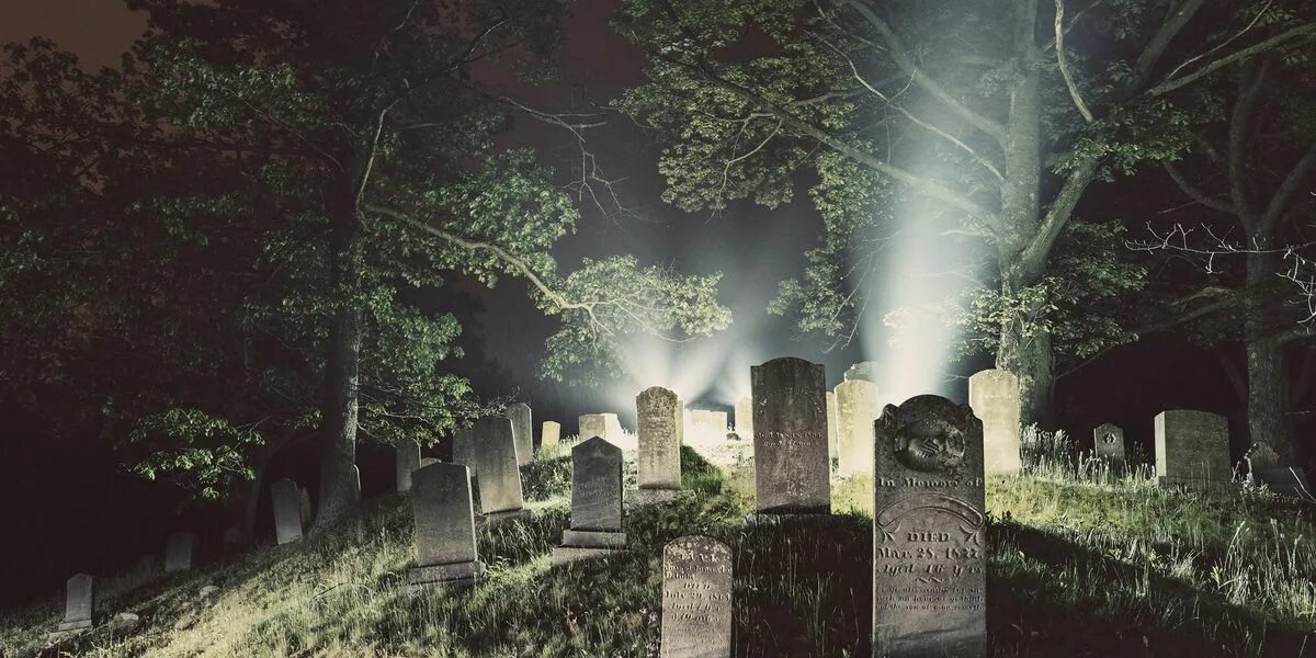 Кладбище ночью фото реальные These Ghost Tours Across America Aren't for the Faint of Heart Ghost tour, Vinta