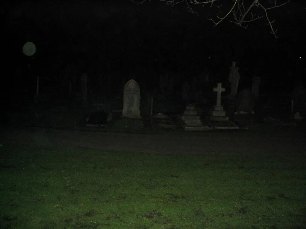 Кладбище ночью фото реальные Pin by isabella pauline on graveyards ! Cemeteries, Dark aesthetic, Night life