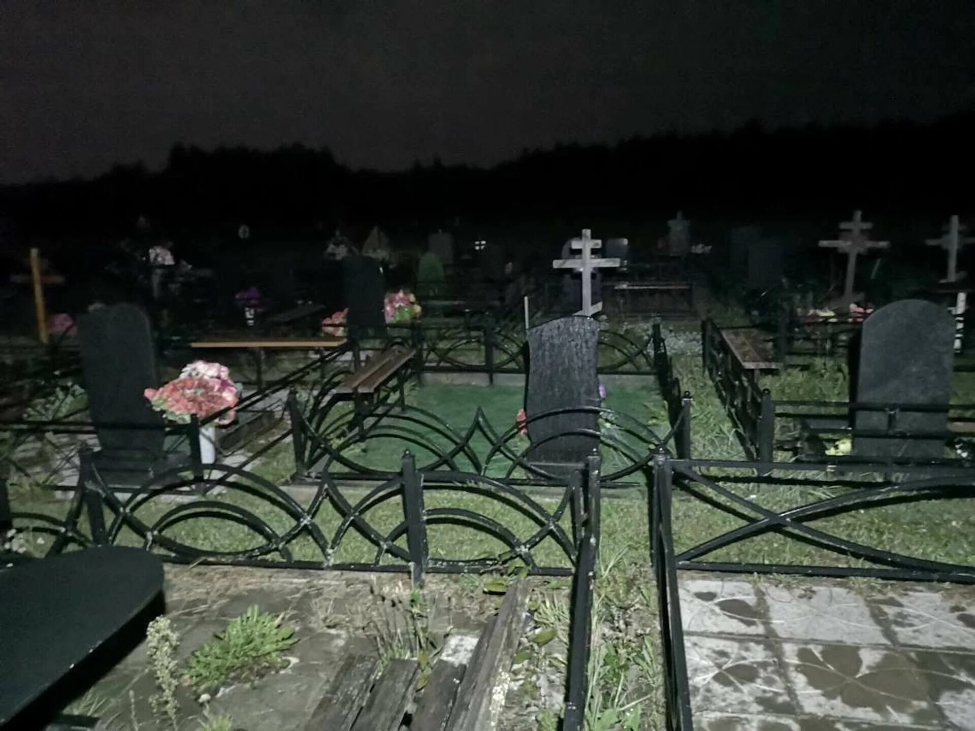 Кладбище ночью фото реальные Вырвали крест из могилы и позировали на камеру: возбуждено уголовное дело - 11.1