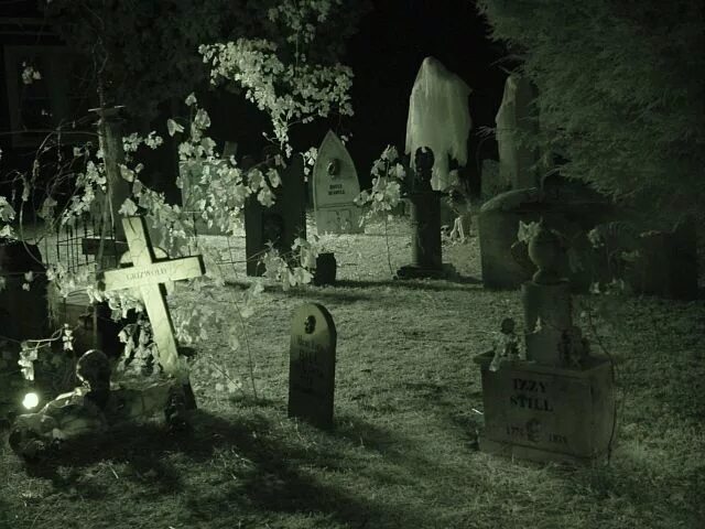 Кладбище ночью фото реальные spooky Haunted house pictures, Haunted graveyard, Haunted house