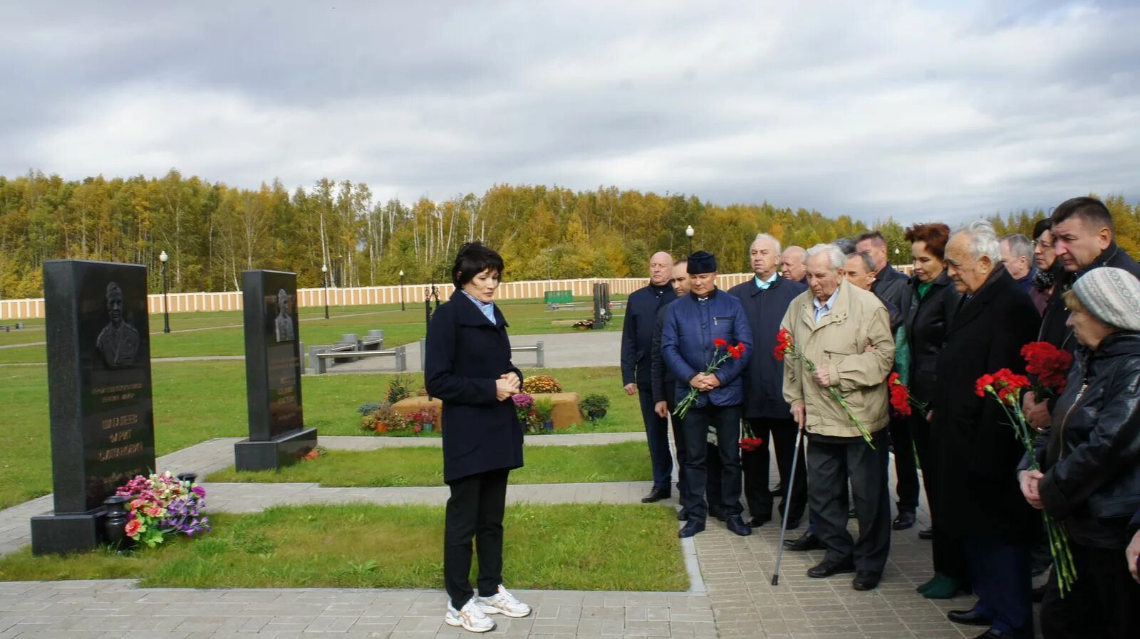 Кладбище в мытищах фото На Федеральном военном мемориальном кладбище в Мытищах руководство и ветераны ар