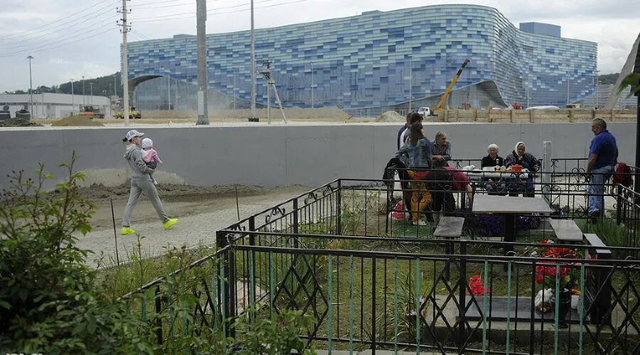 Кладбище в олимпийском парке фото Староверы отметили Радоницу в Олимпийском парке Сочи