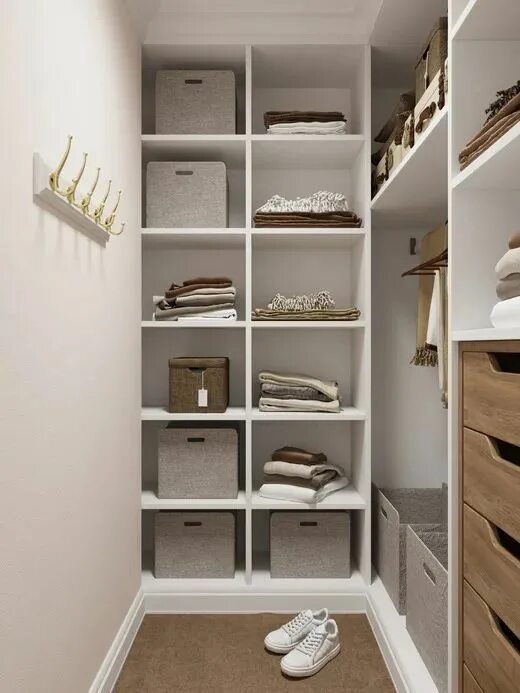 Кладовая комната планировка White Walk-in Closet with Shelving and Drawers