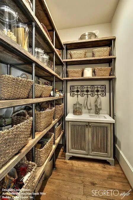 Кладовая в частном доме варианты 12 Amazingly Rustic Closets That Will Win Your Heart Rustic closet, Rustic kitch