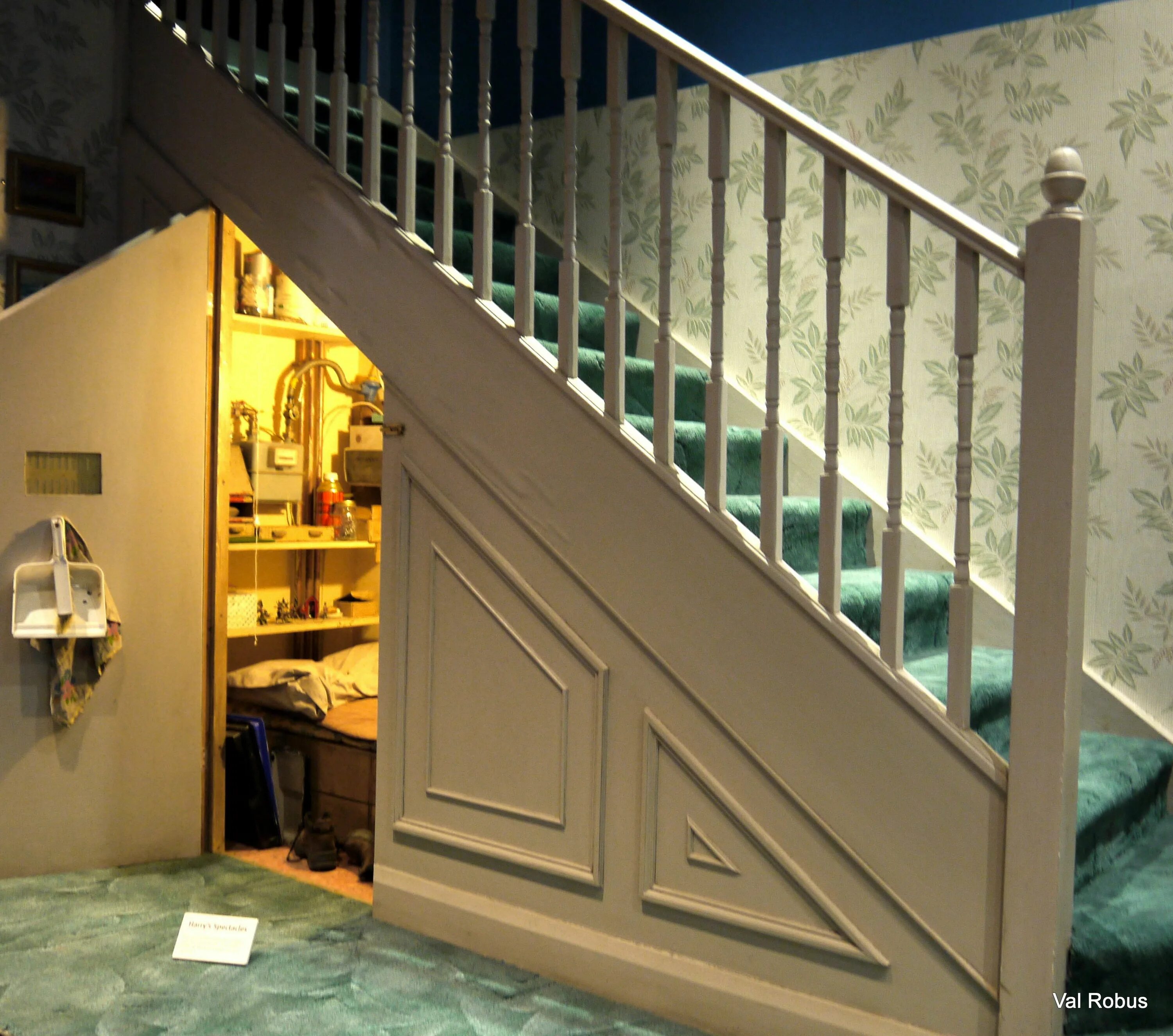 Кладовка под лестницей в частном доме фото Maybe a refrigerator box with a ladder leaned over the top for stairs? Image res